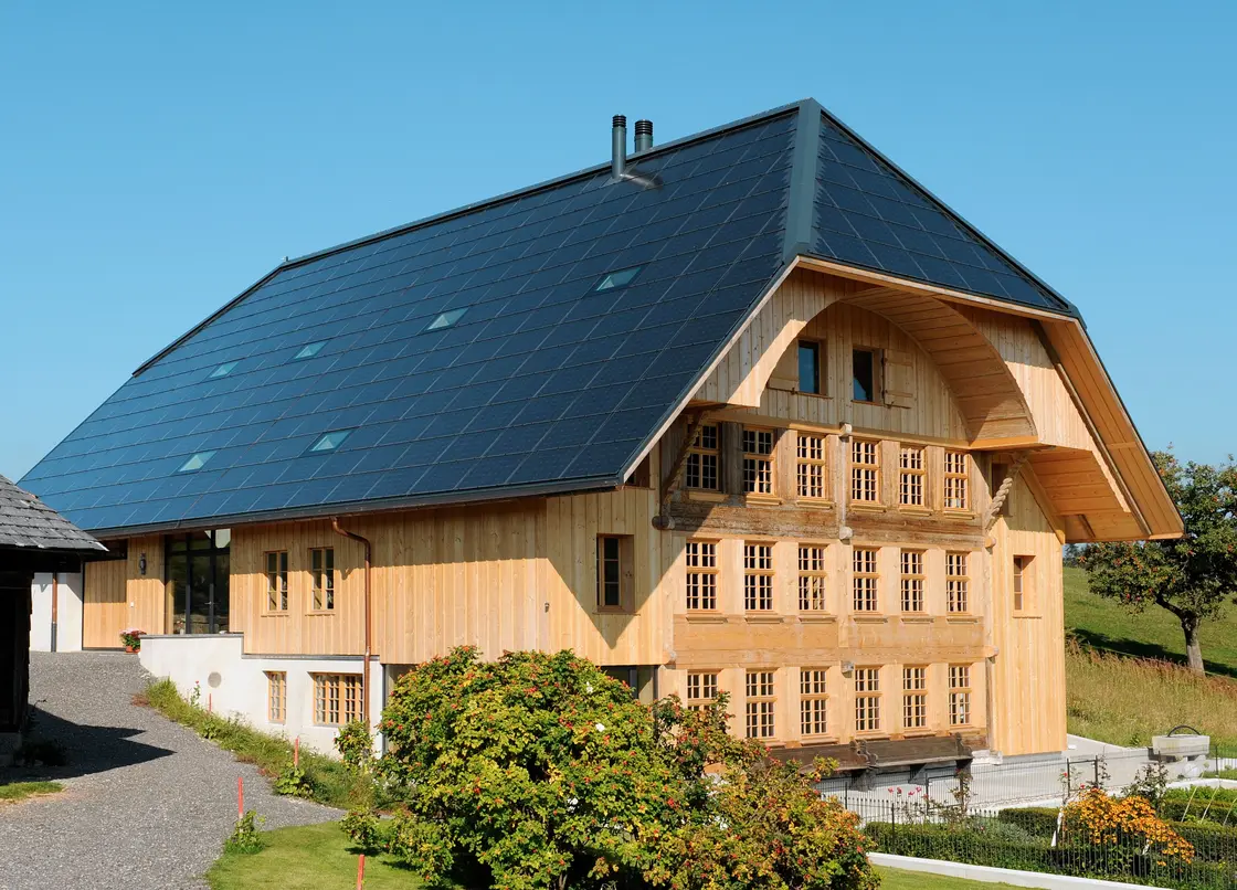 Woran Meyer Burger scheitert: 3S produziert in der Schweiz profitabel Solarmodule Normale Solaranlagen kommen auf das Dach. Bei 3S Swiss Solar sind sie das Dach. Früher war die Firma Teil von Meyer Burger. Heute hat sie Erfolg – im Gegensatz zur früheren Mutter.