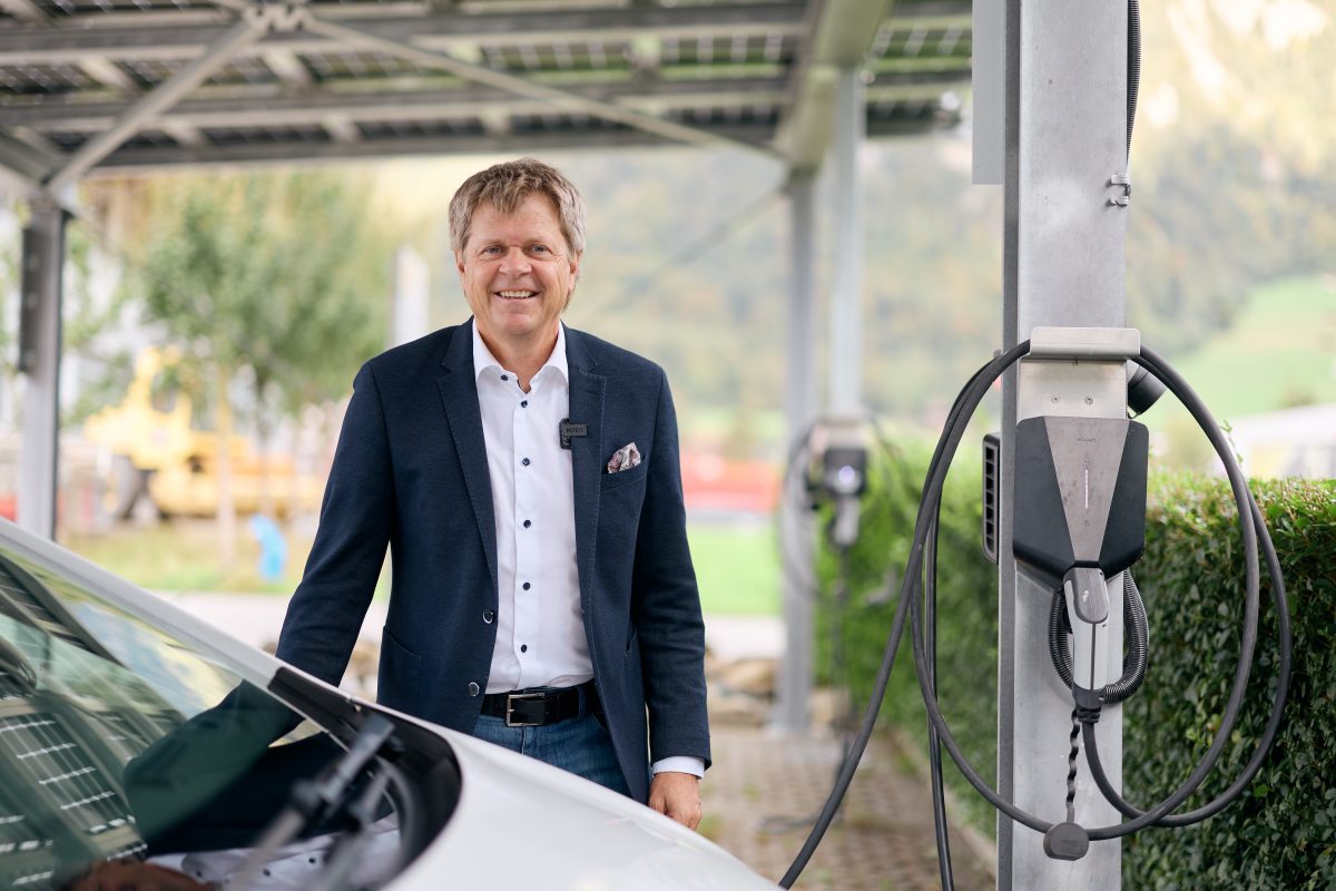 «Mobility ermöglicht es den Menschen, einfach und günstig ein Elektroauto zu testen» GLP-Nationalrat und «Swiss eMobility»-Präsident Jürg Grossen ist überzeugt: Elektromobilität und Carsharing haben das Potenzial, die Verkehrswende entscheidend zu gestalten – doch dazu braucht es mehr politischen Willen und eine bessere Ladeinfrastruktur im privaten Raum.