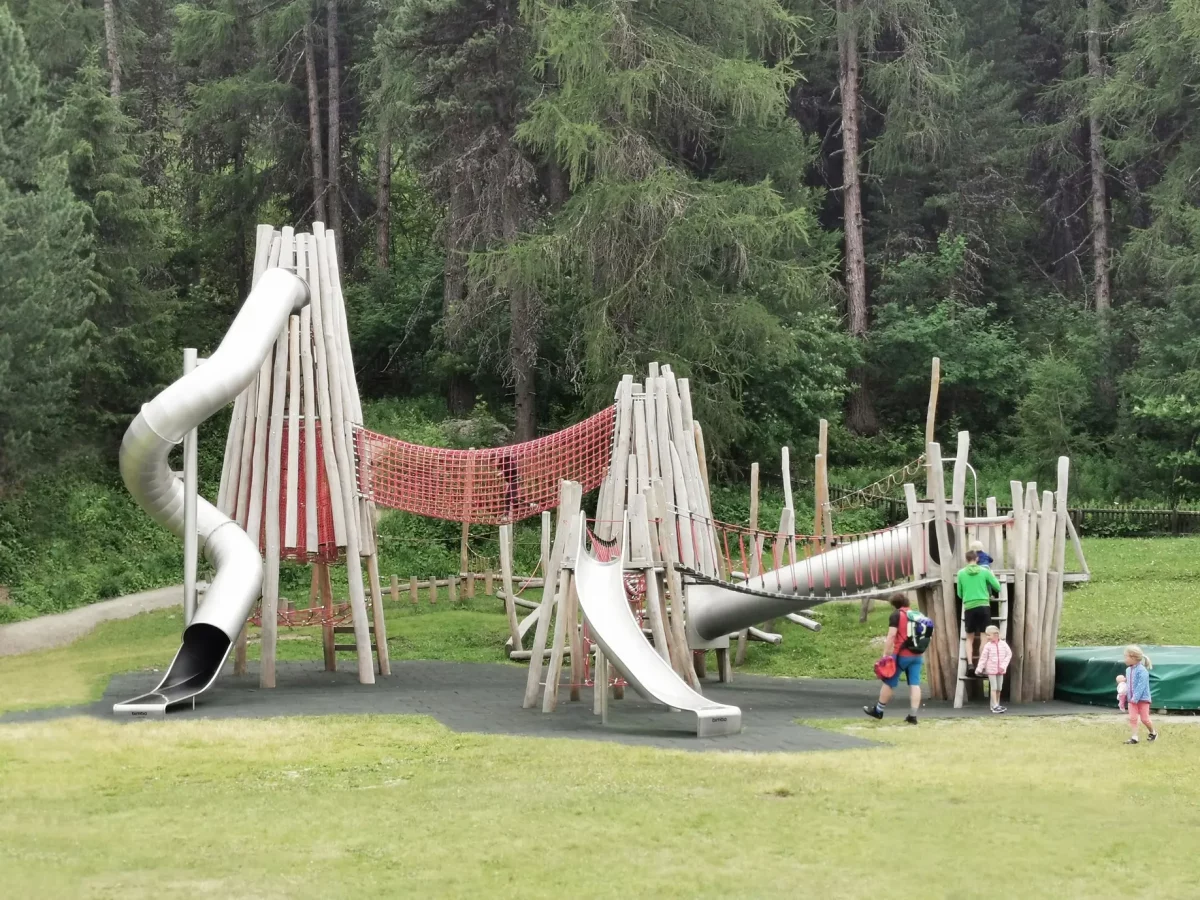 Auf Spielplätzen ist oft nur das Beste recht. Für die Hersteller sind sie ein prächtiges Geschäft Kinder spielen auch in der Schweiz kaum noch in freier Natur. Umso wichtiger sind für sie Spielplätze geworden. Bei der Ausstattung knausern die Gemeinden und die meisten Liegenschaftsbesitzer nicht.