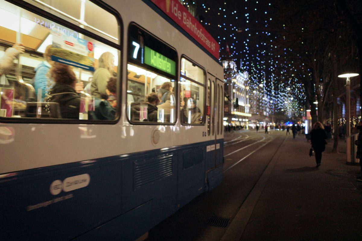 Ende November wird in Zürich die Weihnachtsbeleuchtung «Lucy» eingeschaltet – neu gibt es Patenschaften für die Kristalle