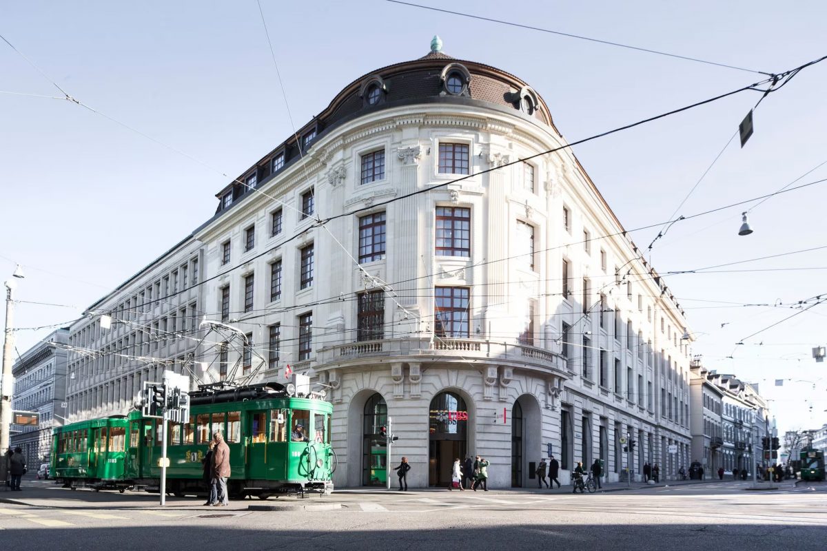 Schweizer Banken bekommen sinkende Zinsen zu spüren Die rückläufigen Zinsen dämpfen die Gewinnerwartungen der Schweizer Banken. Sie stellen sich nun auf wieder schrumpfende Margen im Zinsengeschäft ein, wie das Beratungsunternehmen EY in seinem neuen «Bankenbarometer» schreibt.